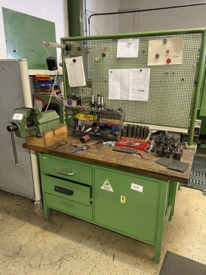 1 Werkbank mit Schraubstock und Werkzeugrückwand